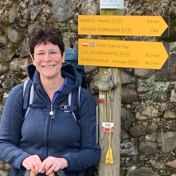 Motivated Posher Marie is ready to sell! 💐 - Picture 1 of 1